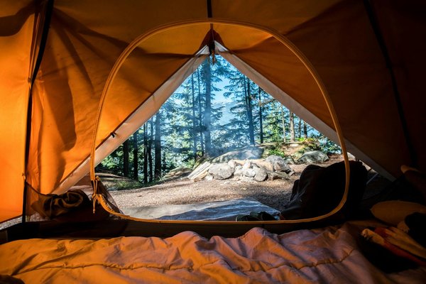 Quels sont les équipements nécessaires pour un camping en région de plaine?